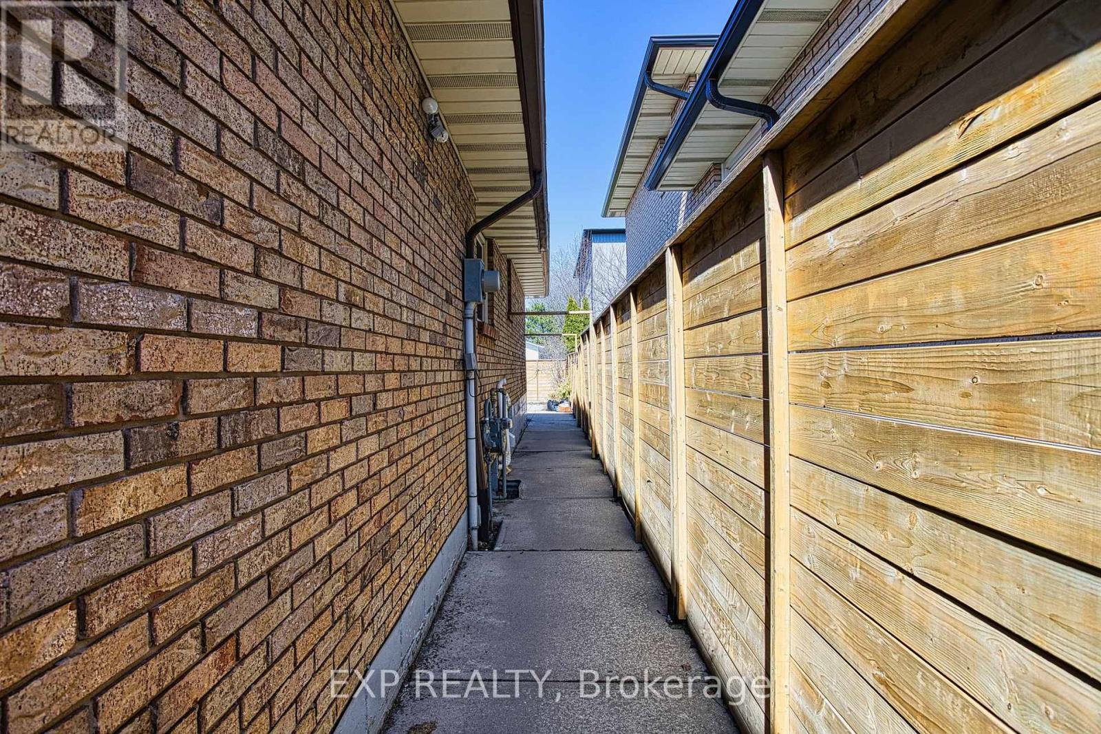 4 Colgate Court, Hamilton, ON - Outdoor With Exterior