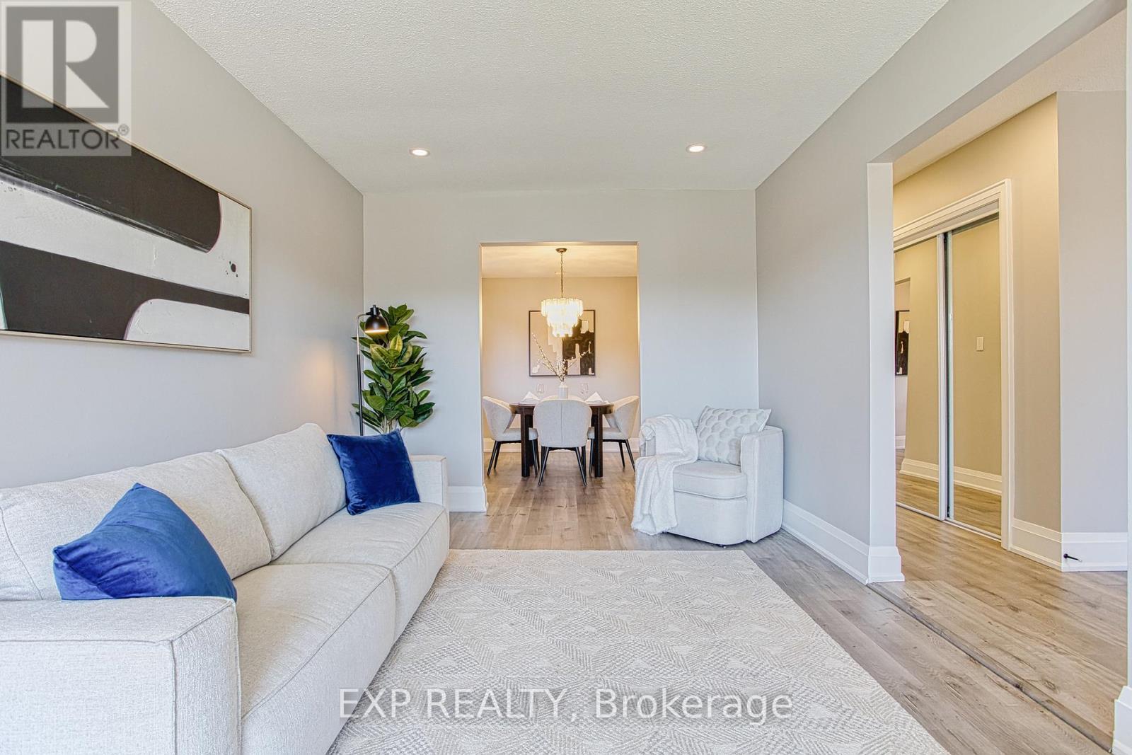 4 Colgate Court, Hamilton, ON - Indoor Photo Showing Living Room