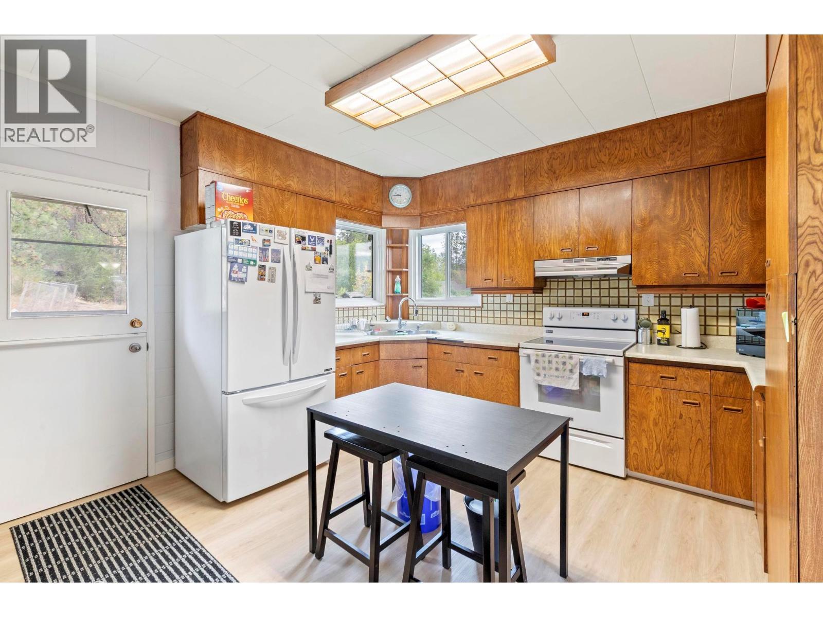 590 Brenda Road, Kelowna, BC - Indoor Photo Showing Kitchen