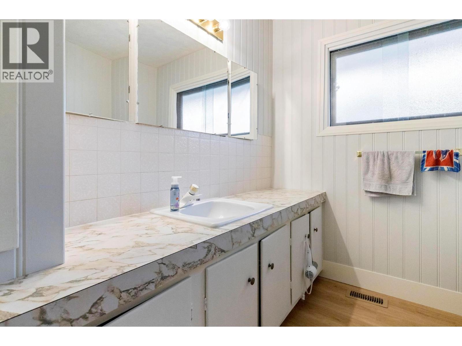 590 Brenda Road, Kelowna, BC - Indoor Photo Showing Bathroom