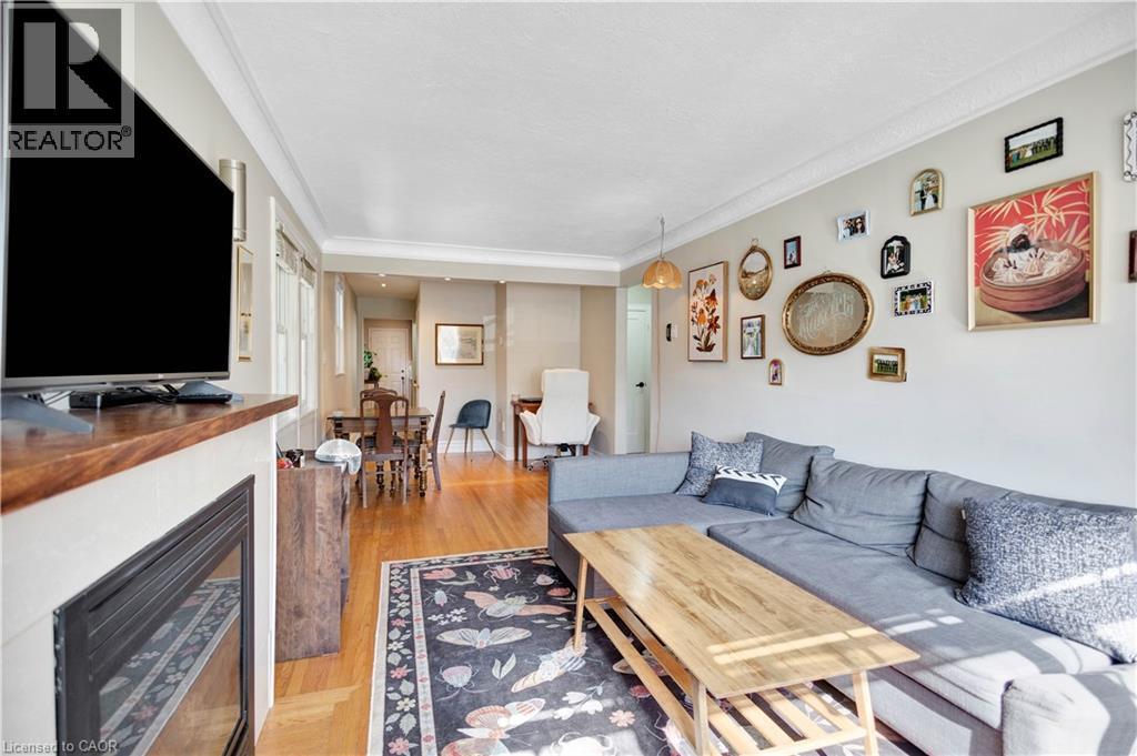 20 Barons Avenue S, Hamilton, ON - Indoor Photo Showing Living Room