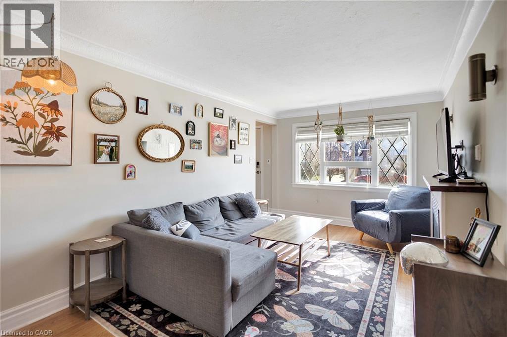 20 Barons Avenue S, Hamilton, ON - Indoor Photo Showing Living Room
