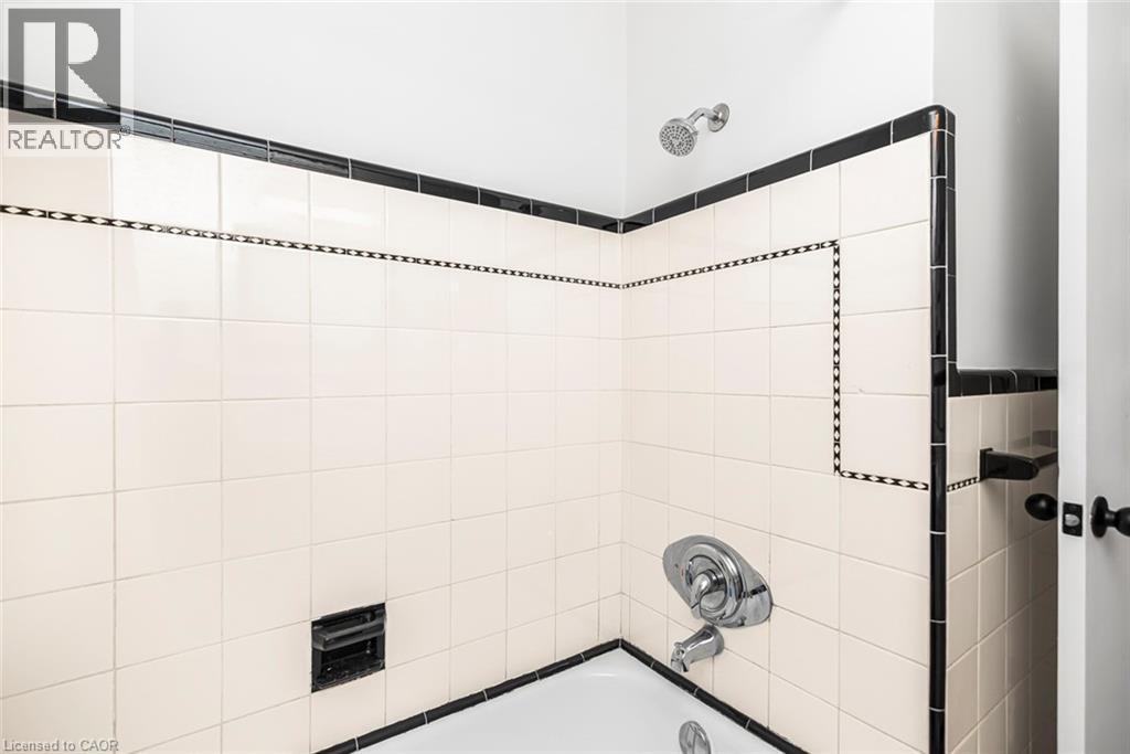 124 Broker Drive, Hamilton, ON - Indoor Photo Showing Bathroom