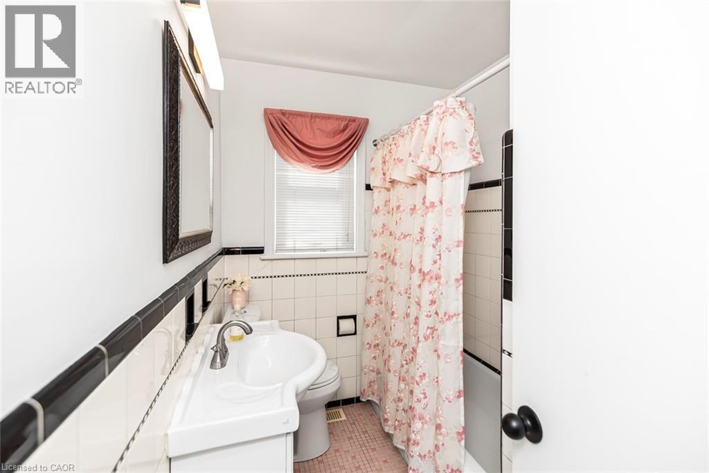 124 Broker Drive, Hamilton, ON - Indoor Photo Showing Bathroom