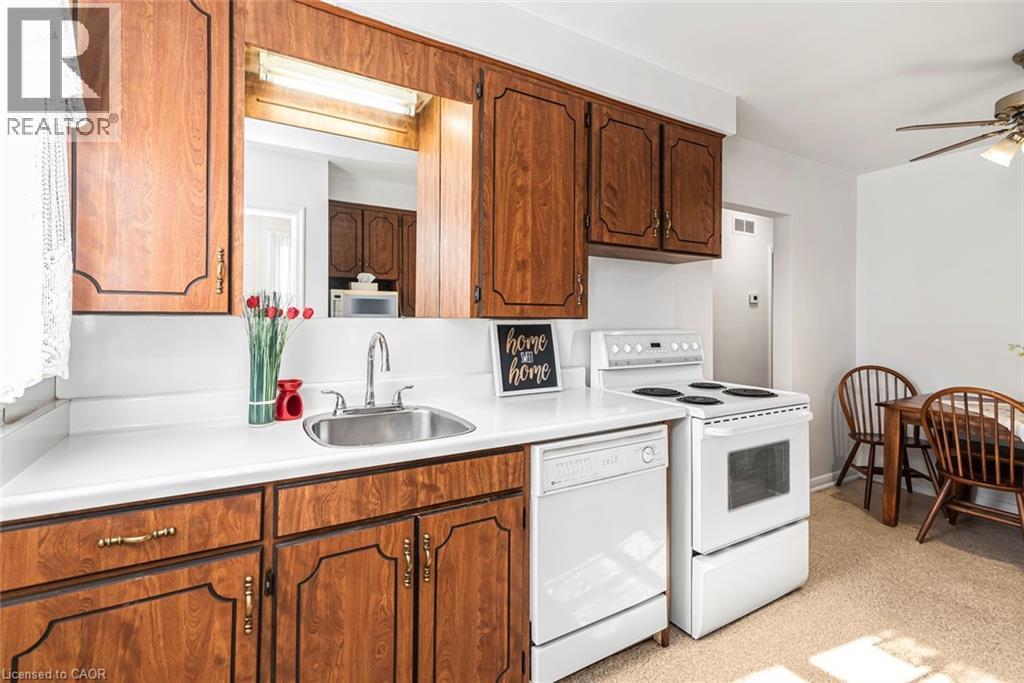 124 Broker Drive, Hamilton, ON - Indoor Photo Showing Kitchen
