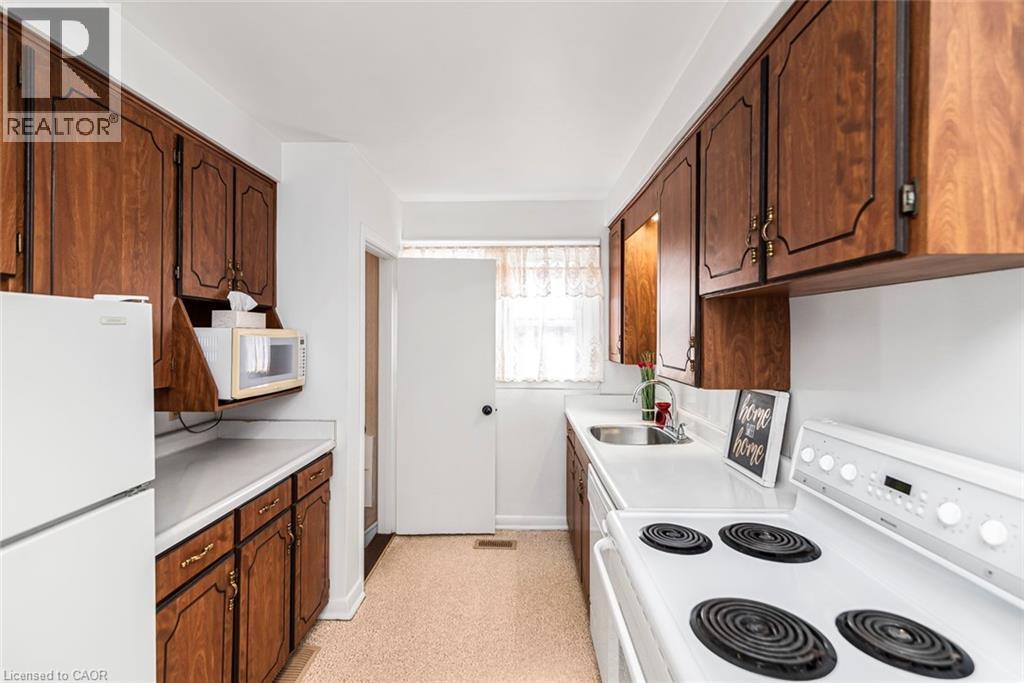 124 Broker Drive, Hamilton, ON - Indoor Photo Showing Kitchen