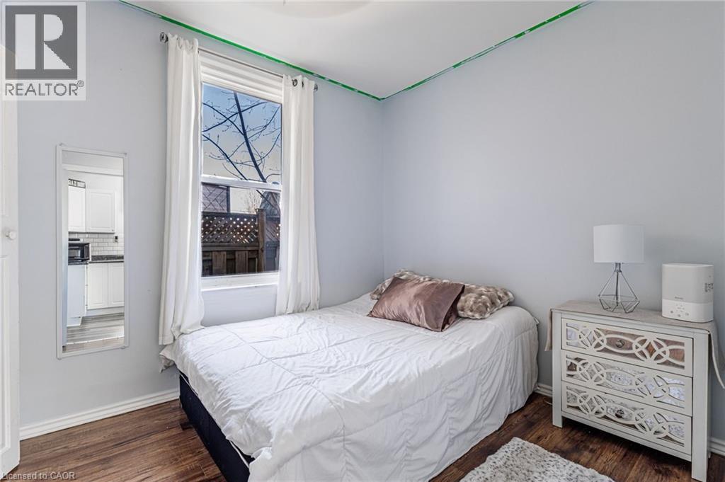 174 Rosslyn Avenue N, Hamilton, ON - Indoor Photo Showing Bedroom