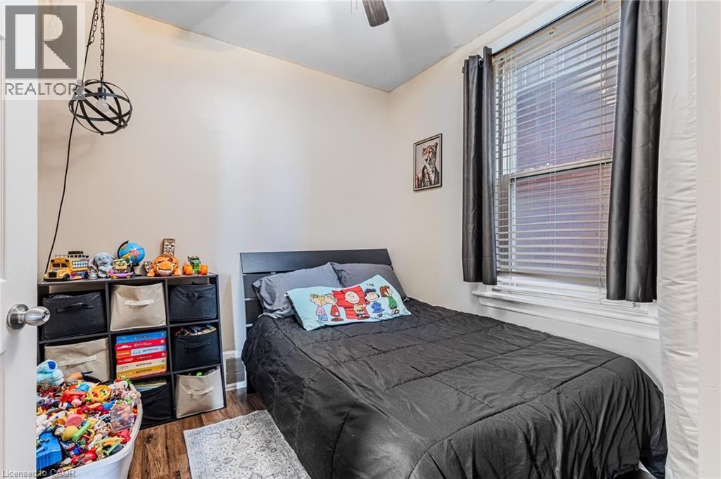 174 Rosslyn Avenue N, Hamilton, ON - Indoor Photo Showing Bedroom