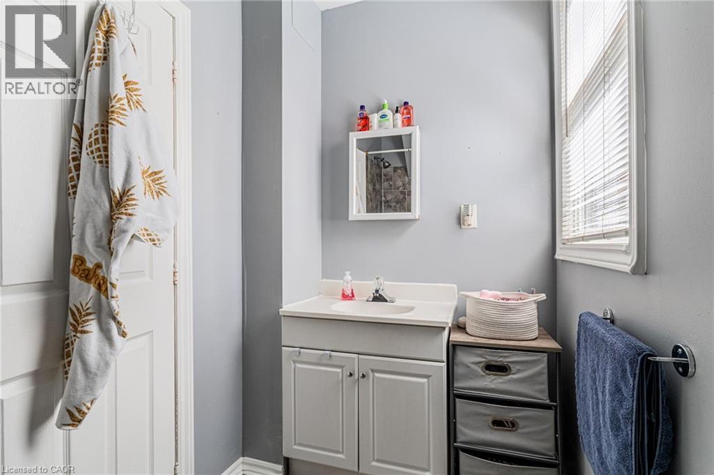 174 Rosslyn Avenue N, Hamilton, ON - Indoor Photo Showing Bathroom