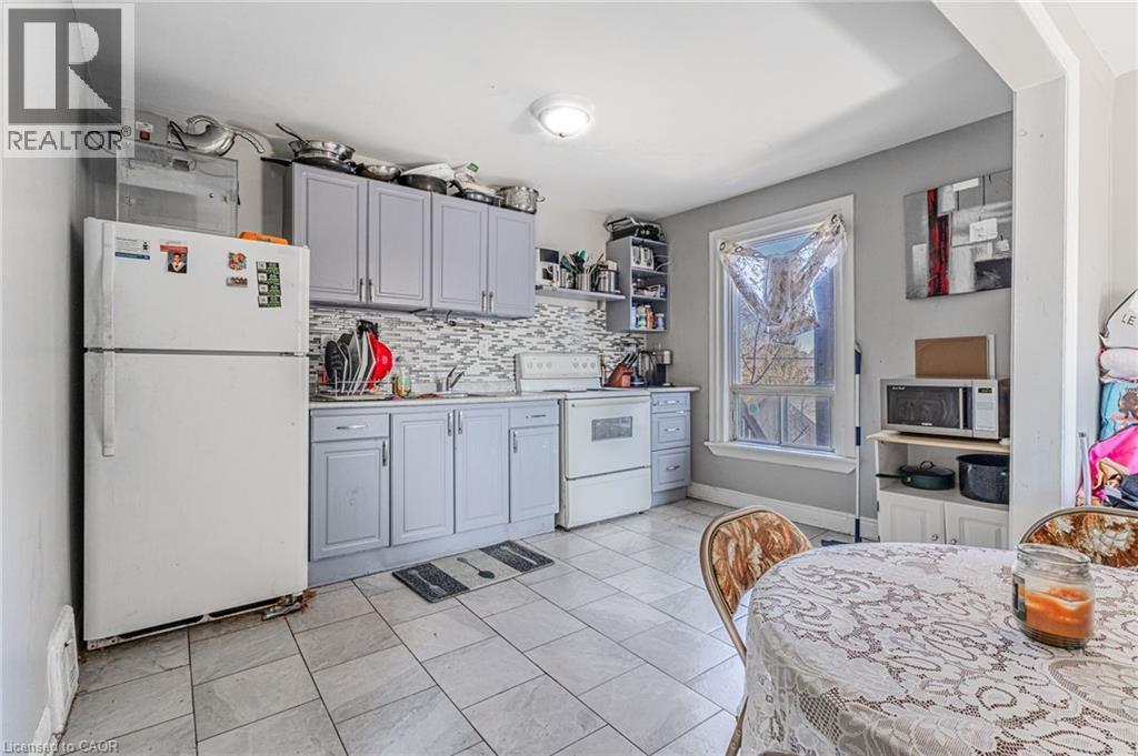 174 Rosslyn Avenue N, Hamilton, ON - Indoor Photo Showing Kitchen