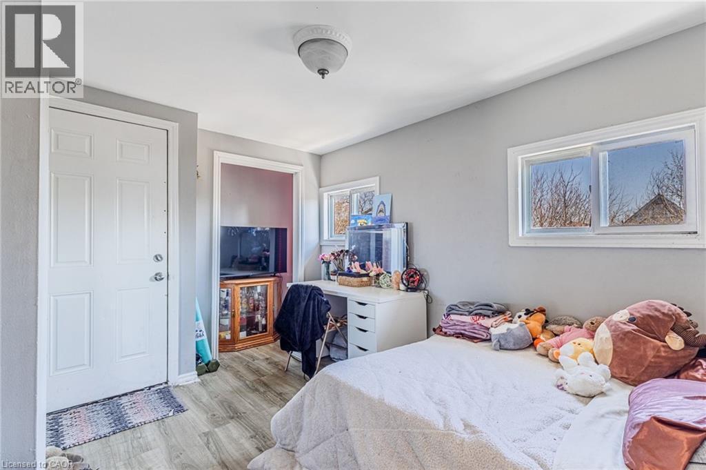 174 Rosslyn Avenue N, Hamilton, ON - Indoor Photo Showing Bedroom