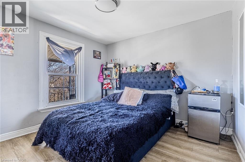 174 Rosslyn Avenue N, Hamilton, ON - Indoor Photo Showing Bedroom
