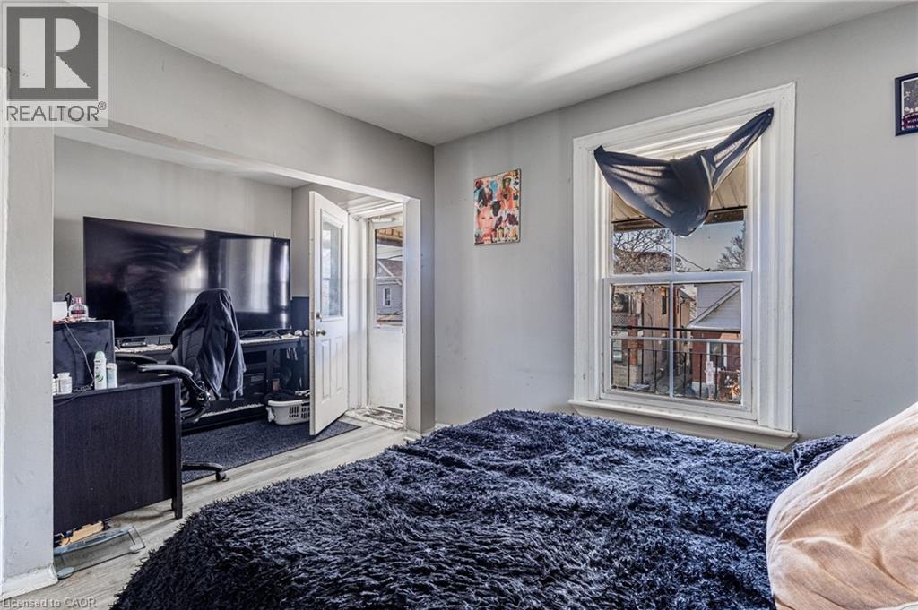 174 Rosslyn Avenue N, Hamilton, ON - Indoor Photo Showing Bedroom