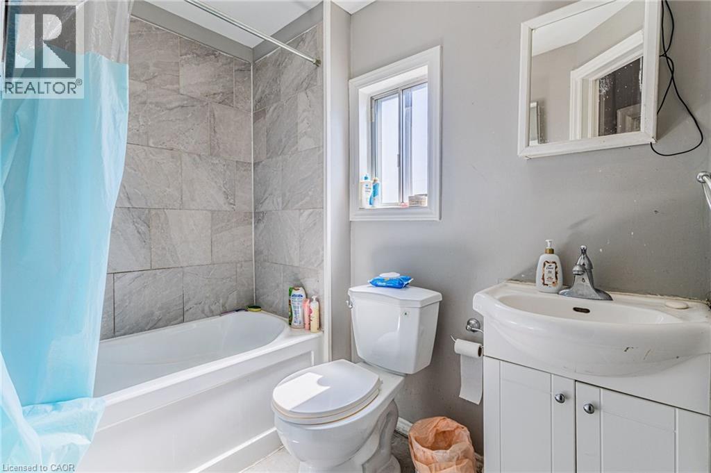 174 Rosslyn Avenue N, Hamilton, ON - Indoor Photo Showing Bathroom