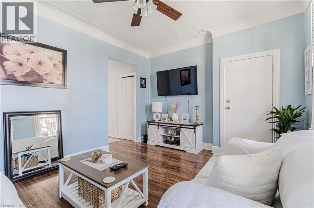 174 Rosslyn Avenue N, Hamilton, ON - Indoor Photo Showing Living Room