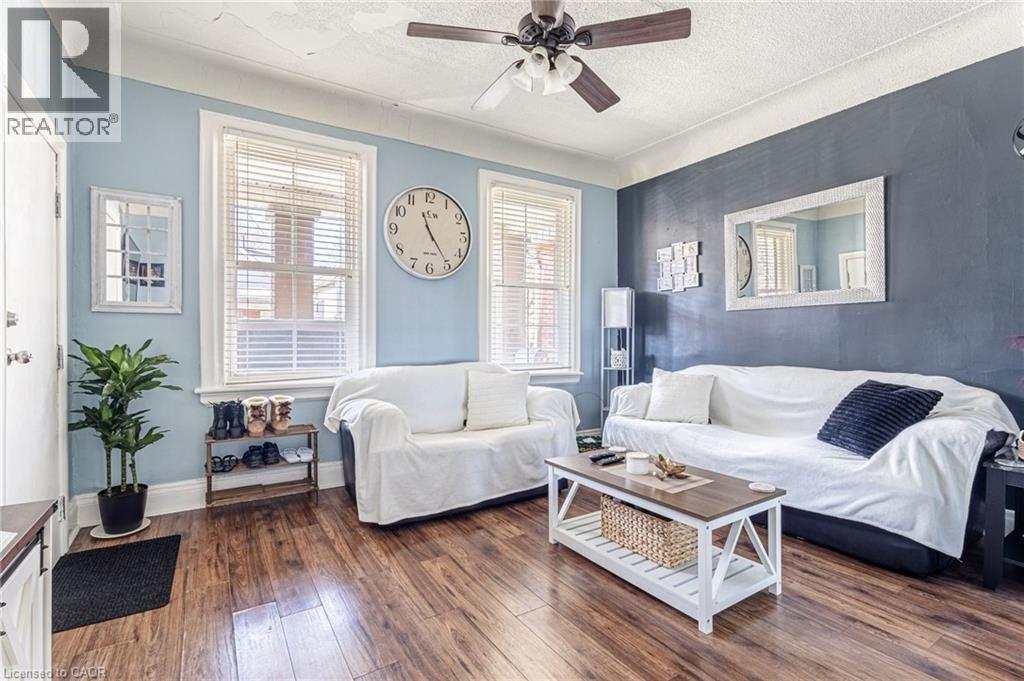 174 Rosslyn Avenue N, Hamilton, ON - Indoor Photo Showing Living Room