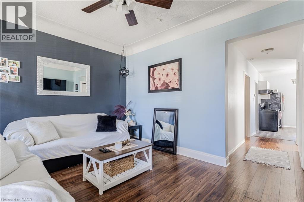 174 Rosslyn Avenue N, Hamilton, ON - Indoor Photo Showing Living Room