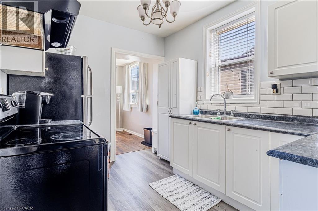 174 Rosslyn Avenue N, Hamilton, ON - Indoor Photo Showing Kitchen