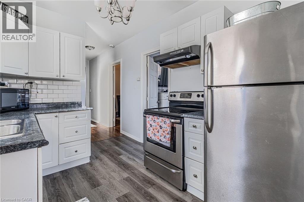 174 Rosslyn Avenue N, Hamilton, ON - Indoor Photo Showing Kitchen