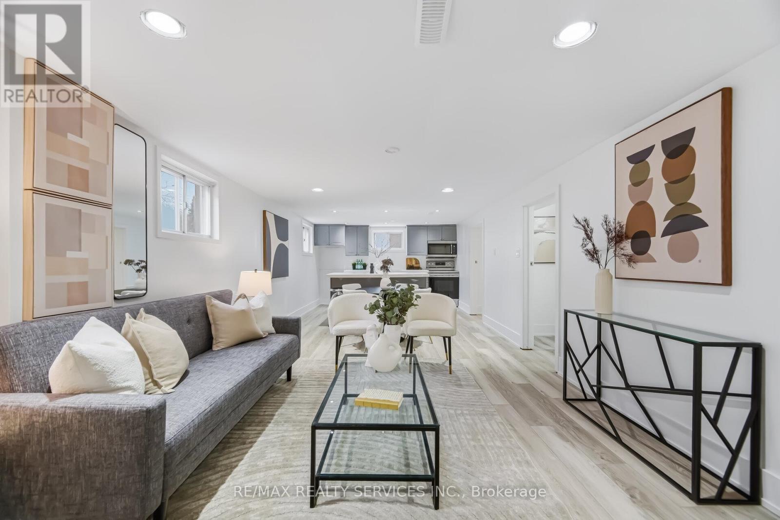 6 Bonnyview Drive, Toronto, ON - Indoor Photo Showing Living Room