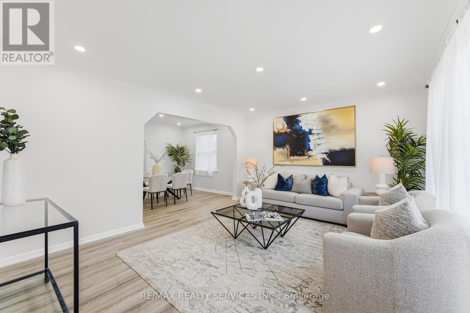 6 Bonnyview Drive, Toronto, ON - Indoor Photo Showing Living Room