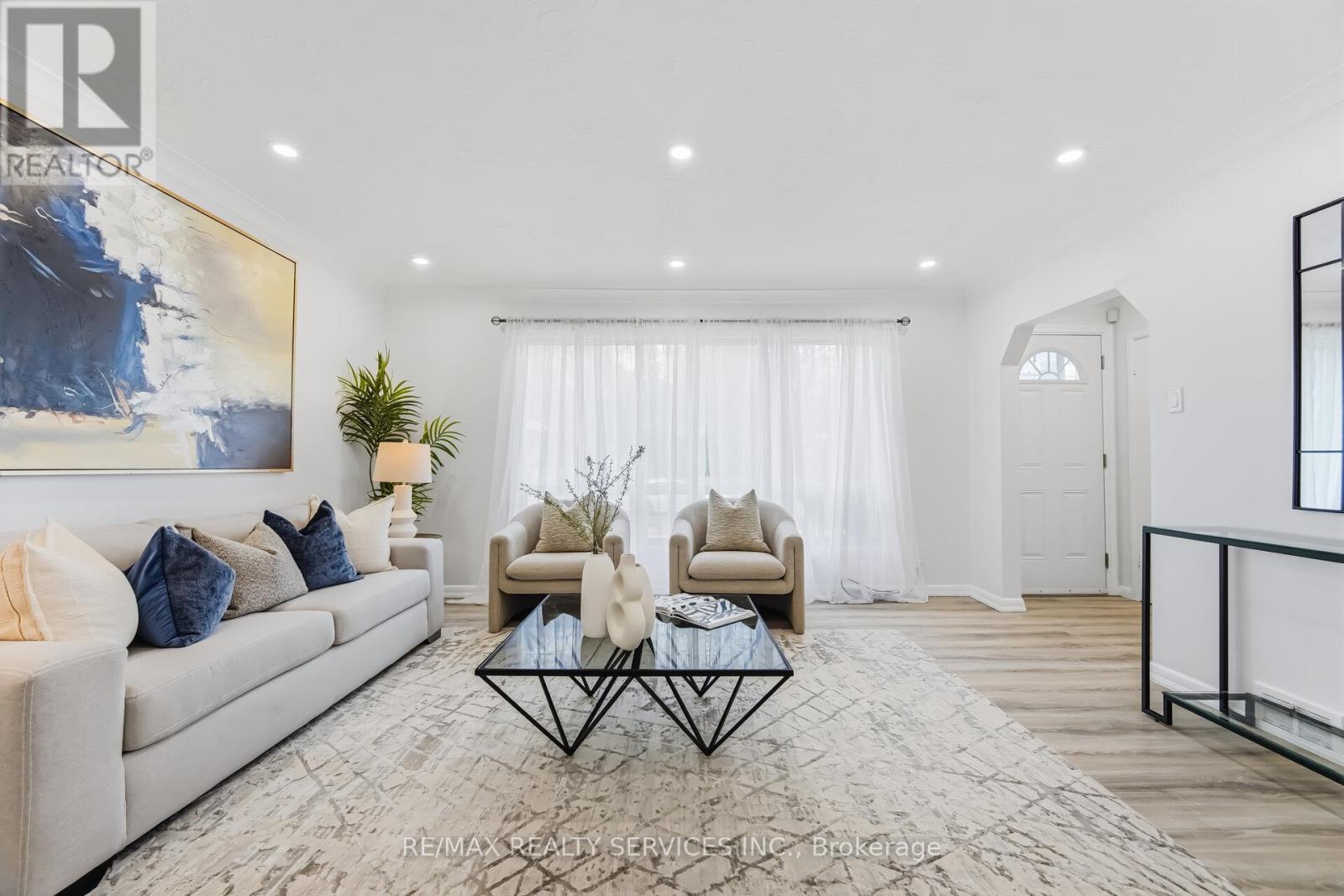 6 Bonnyview Drive, Toronto, ON - Indoor Photo Showing Living Room