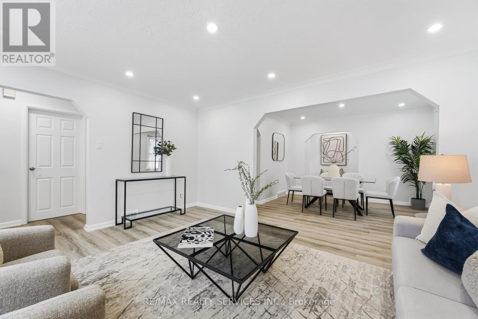 6 Bonnyview Drive, Toronto, ON - Indoor Photo Showing Living Room