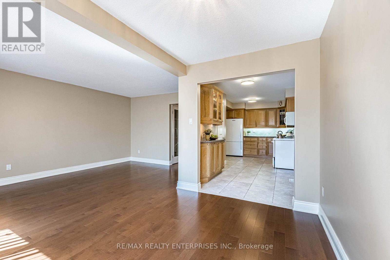 Great Flow to this main floor space - 3016 Rymal Road, Mississauga, ON - Indoor