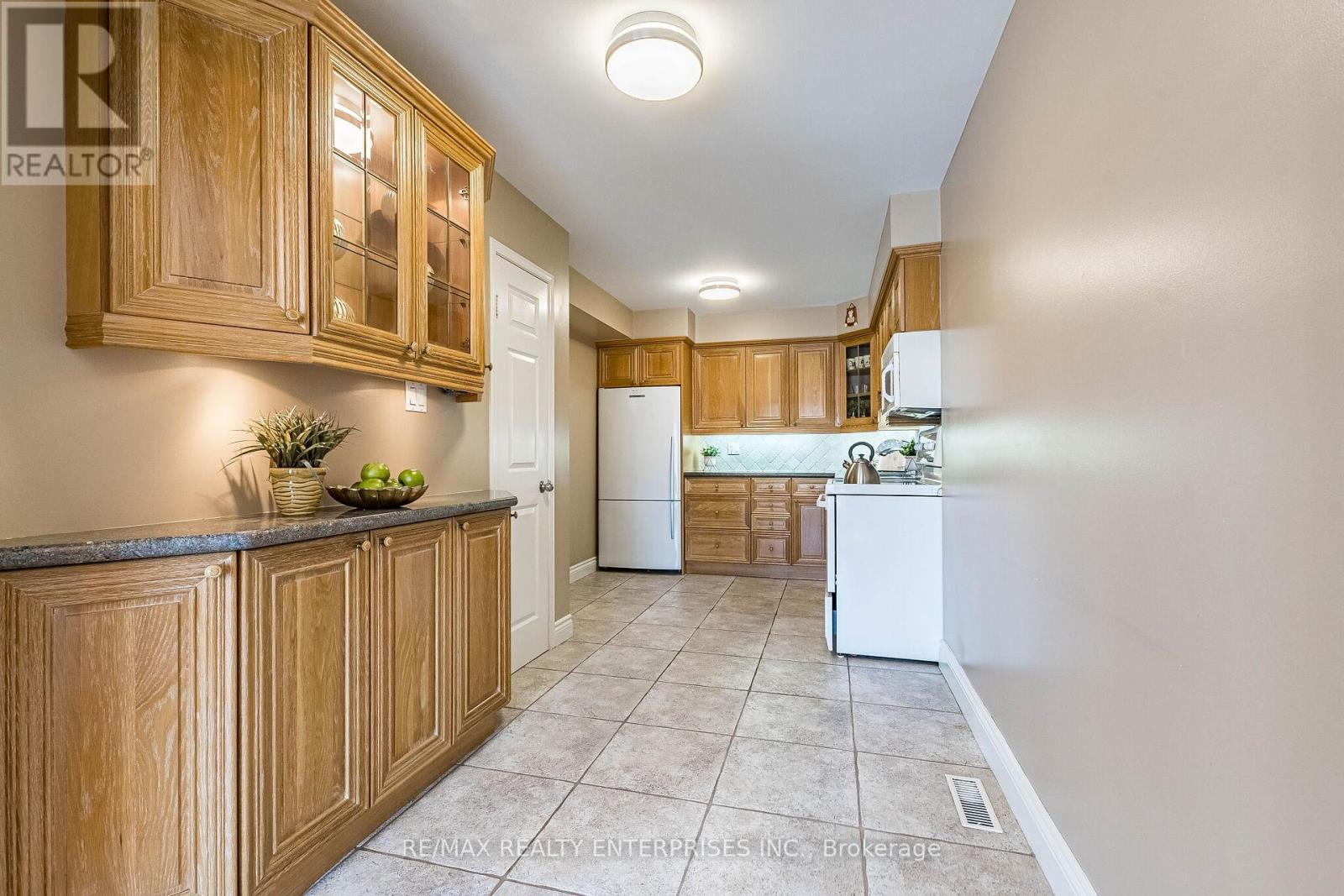 Large Kitchen & Breakfast area - 3016 Rymal Road, Mississauga, ON - Indoor Photo Showing Kitchen