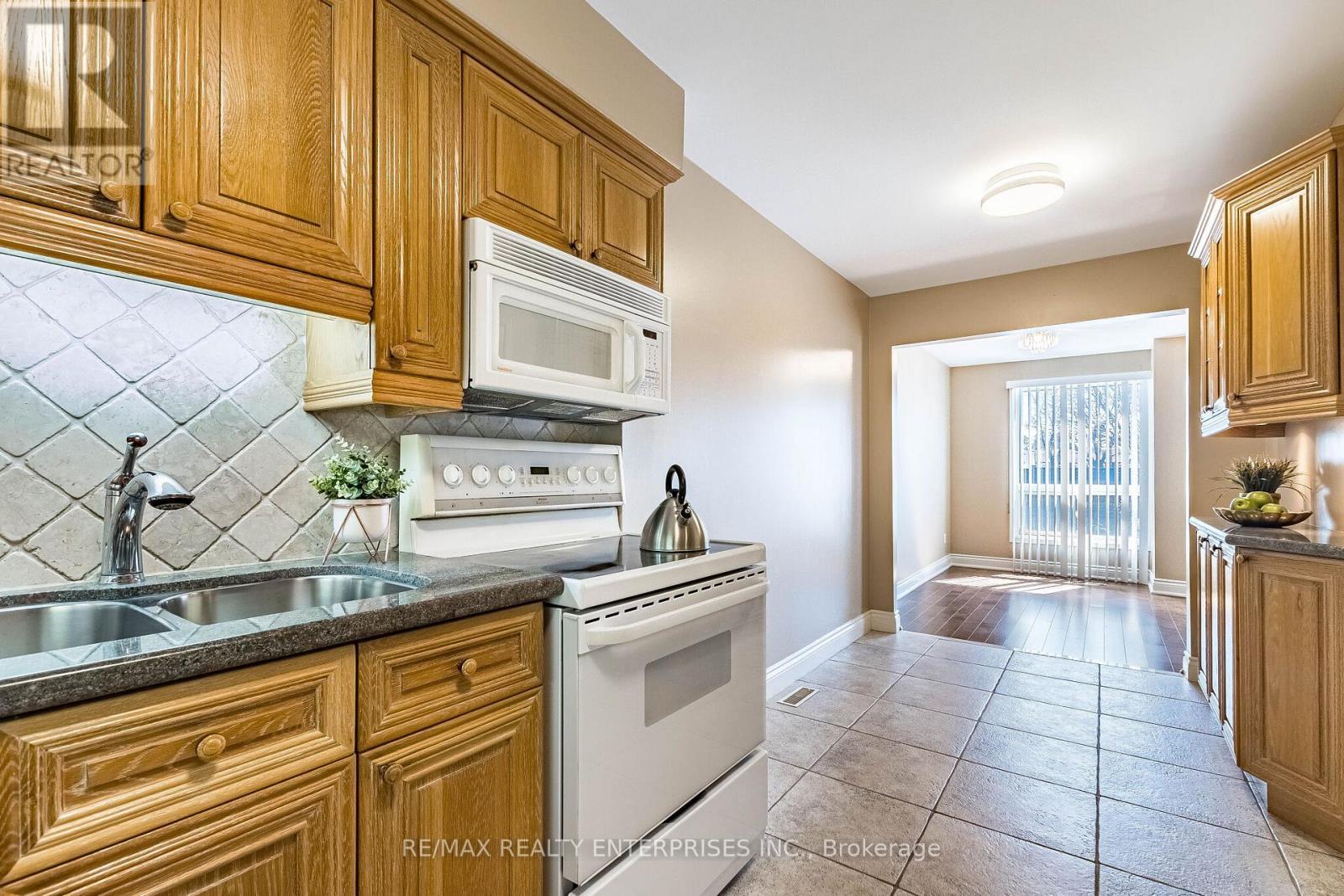 3016 Rymal Road, Mississauga, ON - Indoor Photo Showing Kitchen With Double Sink