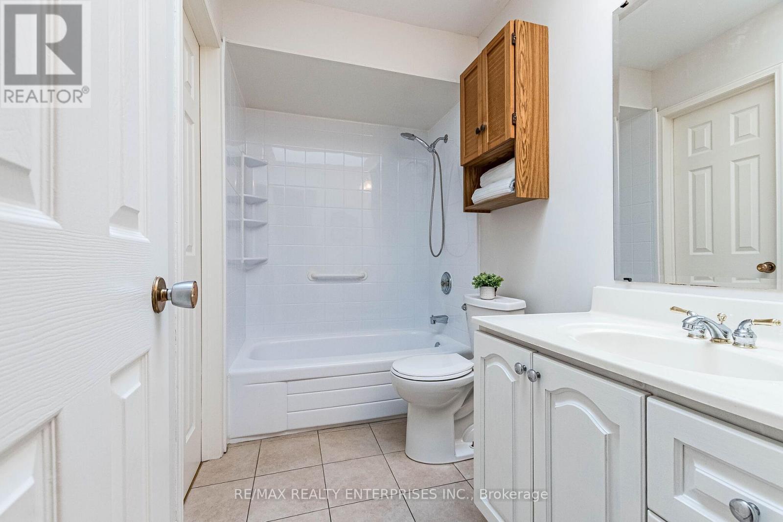 Main Bathroom second floor - 3016 Rymal Road, Mississauga, ON - Indoor Photo Showing Bathroom
