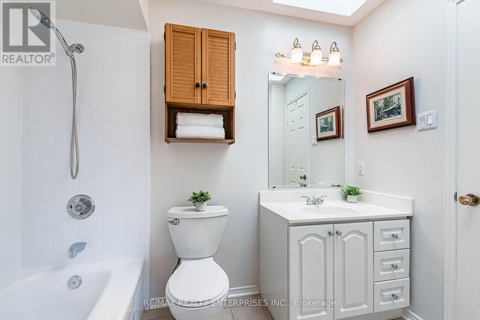 Skylight for additional light main bathroom - 3016 Rymal Road, Mississauga, ON - Indoor Photo Showing Bathroom