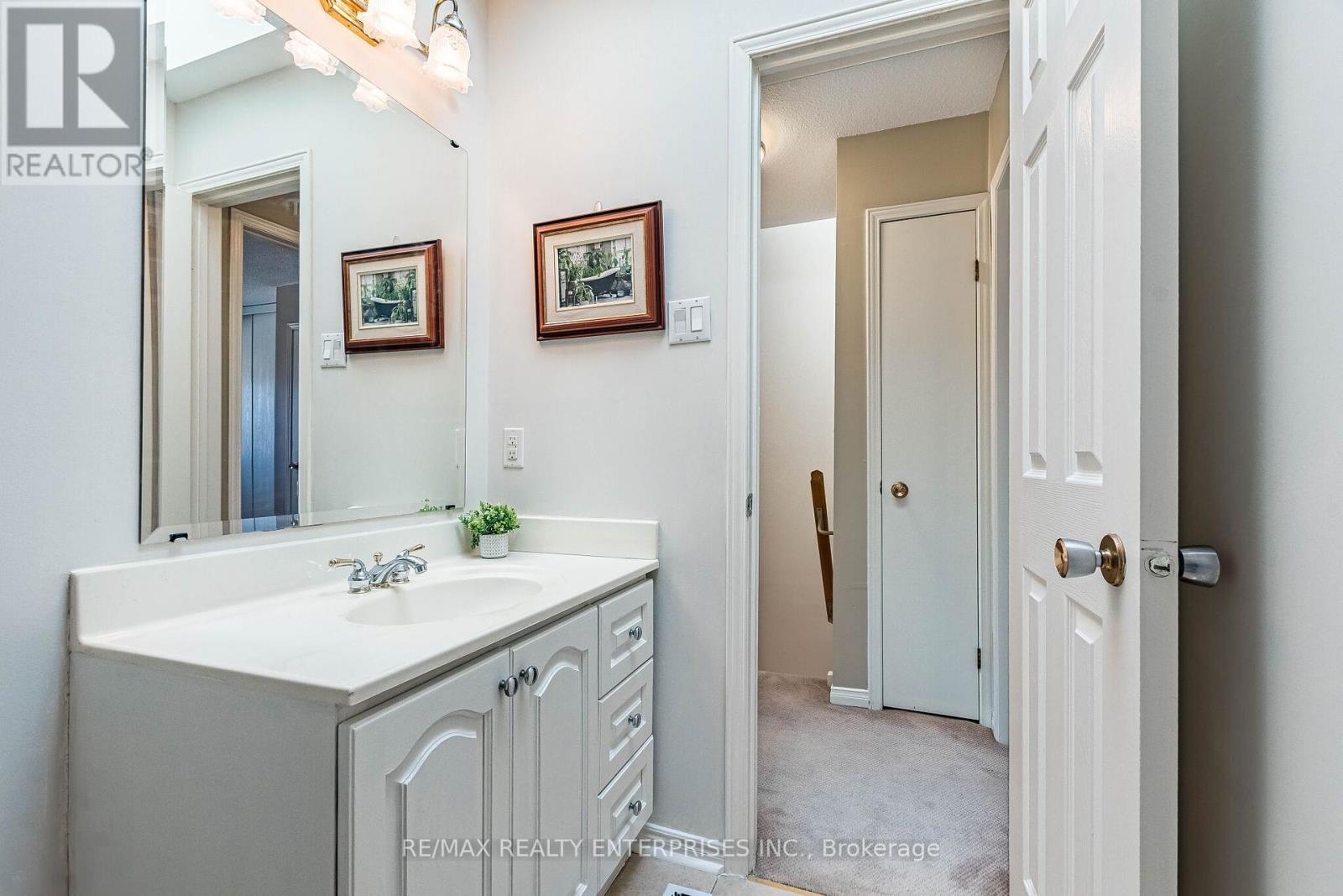 Main Bathroom 2nd floor - 3016 Rymal Road, Mississauga, ON - Indoor Photo Showing Bathroom