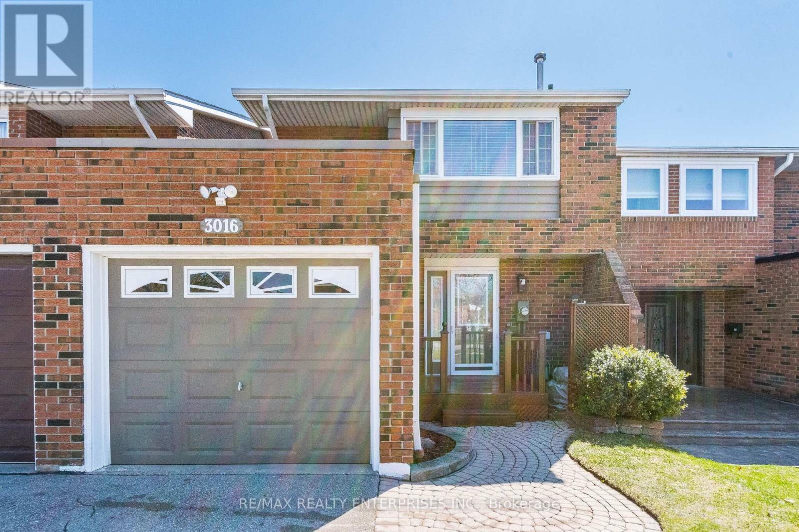 Single Garage with a parking in front & landscaped - 3016 Rymal Road, Mississauga, ON - Outdoor With Exterior