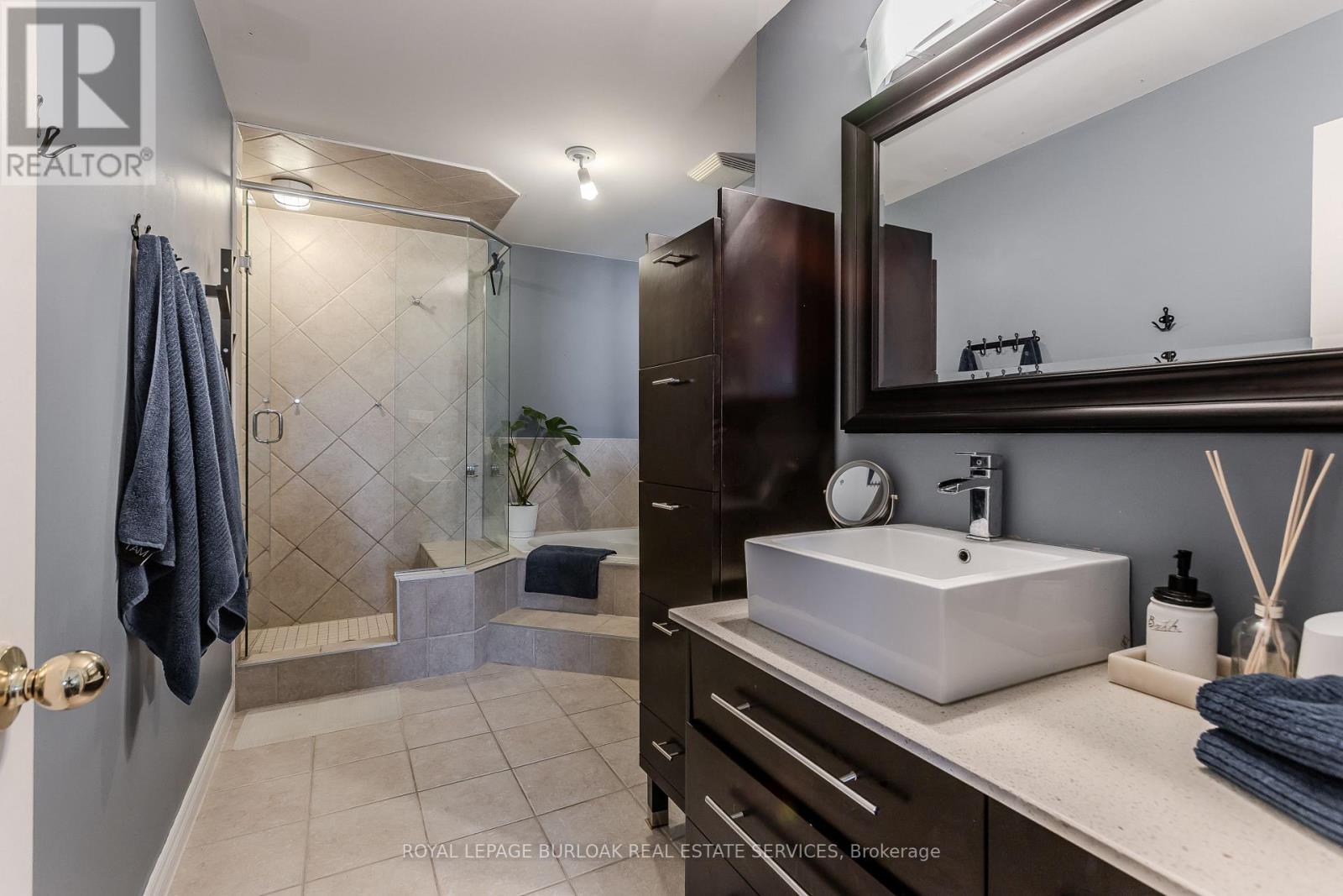 2121 Prospect Street, Burlington, ON - Indoor Photo Showing Bathroom