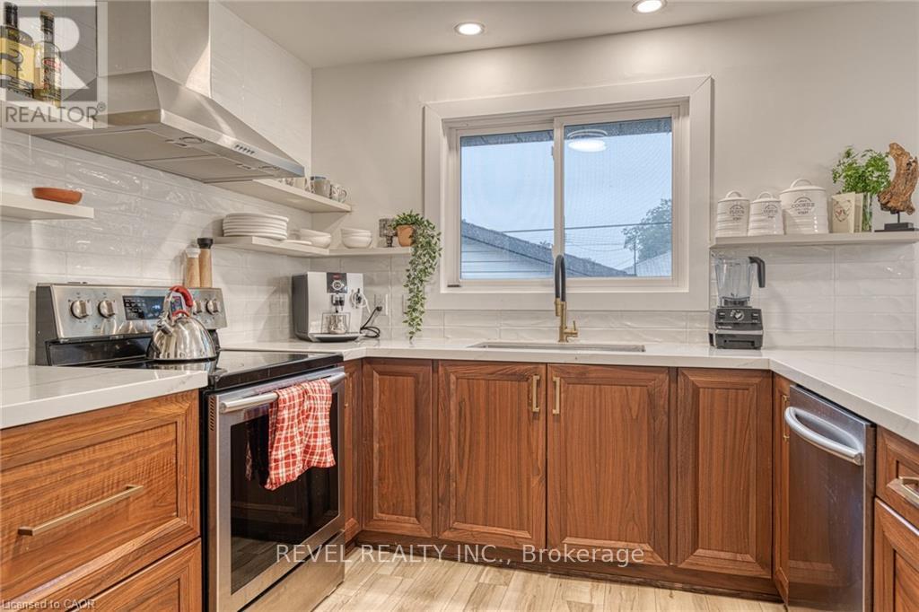 1141 Mohawk Road E, Hamilton, ON - Indoor Photo Showing Kitchen