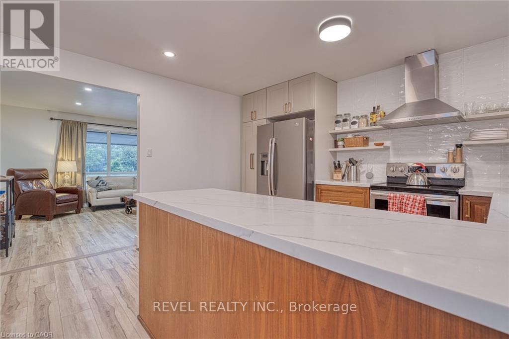 1141 Mohawk Road E, Hamilton, ON - Indoor Photo Showing Kitchen