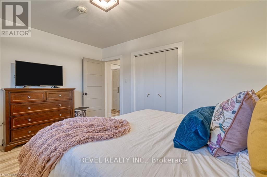 1141 Mohawk Road E, Hamilton, ON - Indoor Photo Showing Bedroom