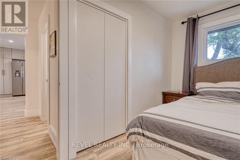 1141 Mohawk Road E, Hamilton, ON - Indoor Photo Showing Bedroom