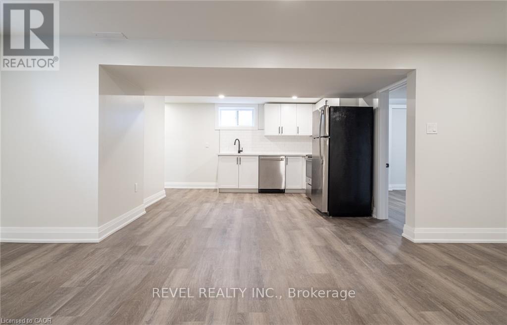 1141 Mohawk Road E, Hamilton, ON - Indoor Photo Showing Kitchen