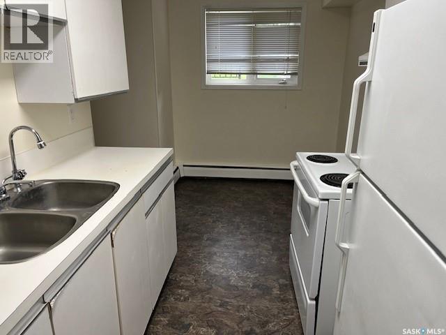 302 8Th Avenue Sw, Biggar, SK - Indoor Photo Showing Kitchen With Double Sink
