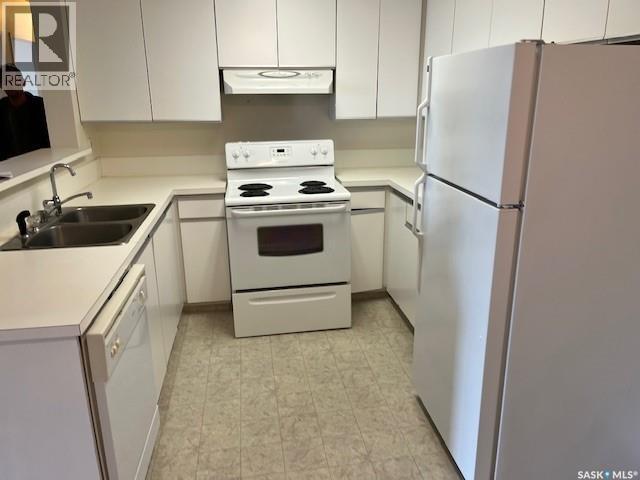 302 8Th Avenue Sw, Biggar, SK - Indoor Photo Showing Kitchen With Double Sink