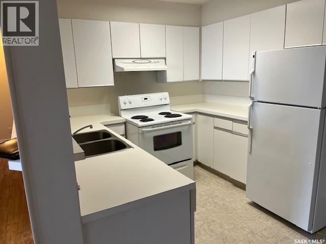 302 8Th Avenue Sw, Biggar, SK - Indoor Photo Showing Kitchen With Double Sink