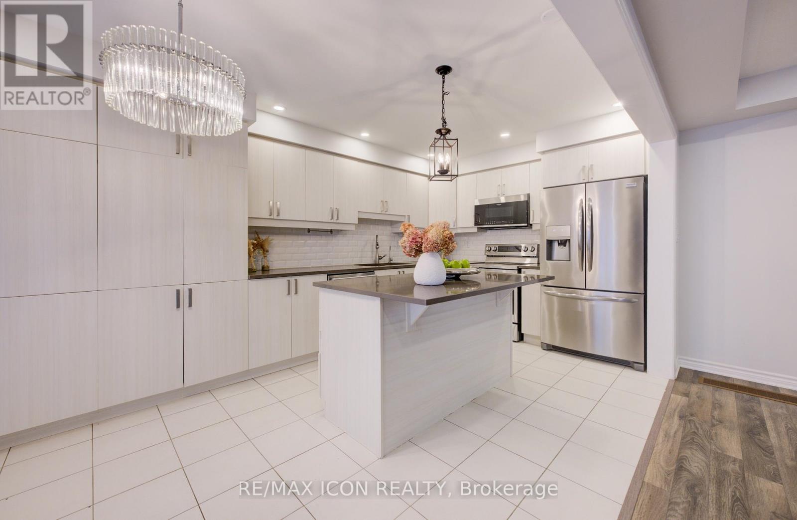 302 Jean Landing, Milton, ON - Indoor Photo Showing Kitchen With Stainless Steel Kitchen With Upgraded Kitchen