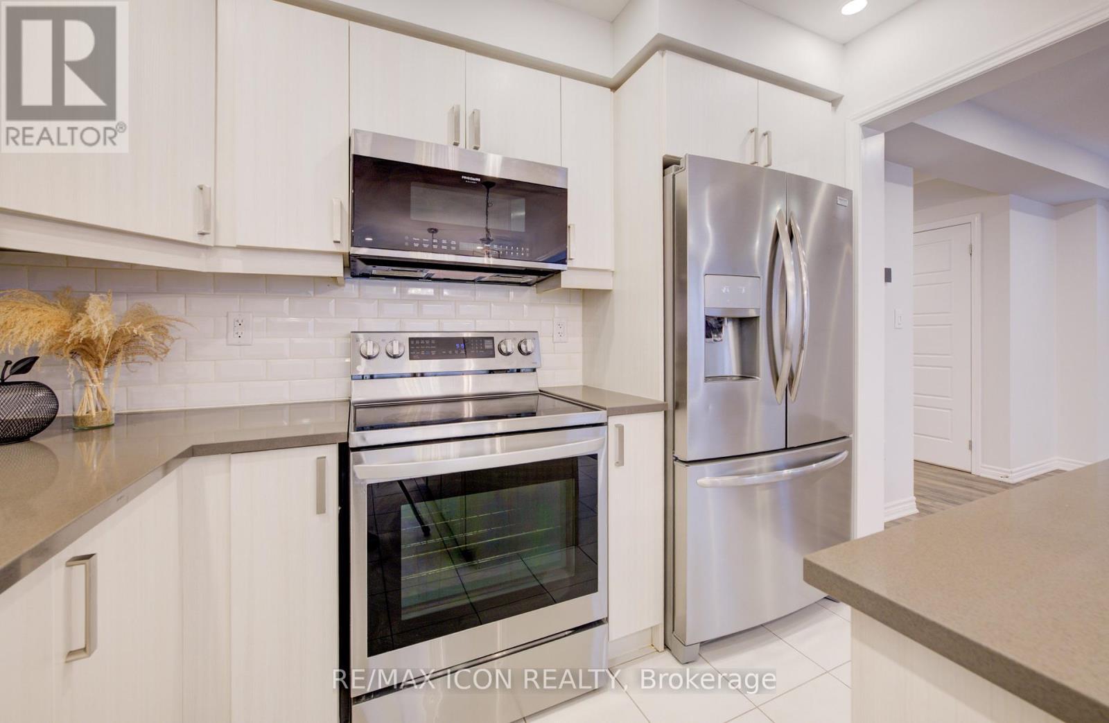 302 Jean Landing, Milton, ON - Indoor Photo Showing Kitchen With Stainless Steel Kitchen