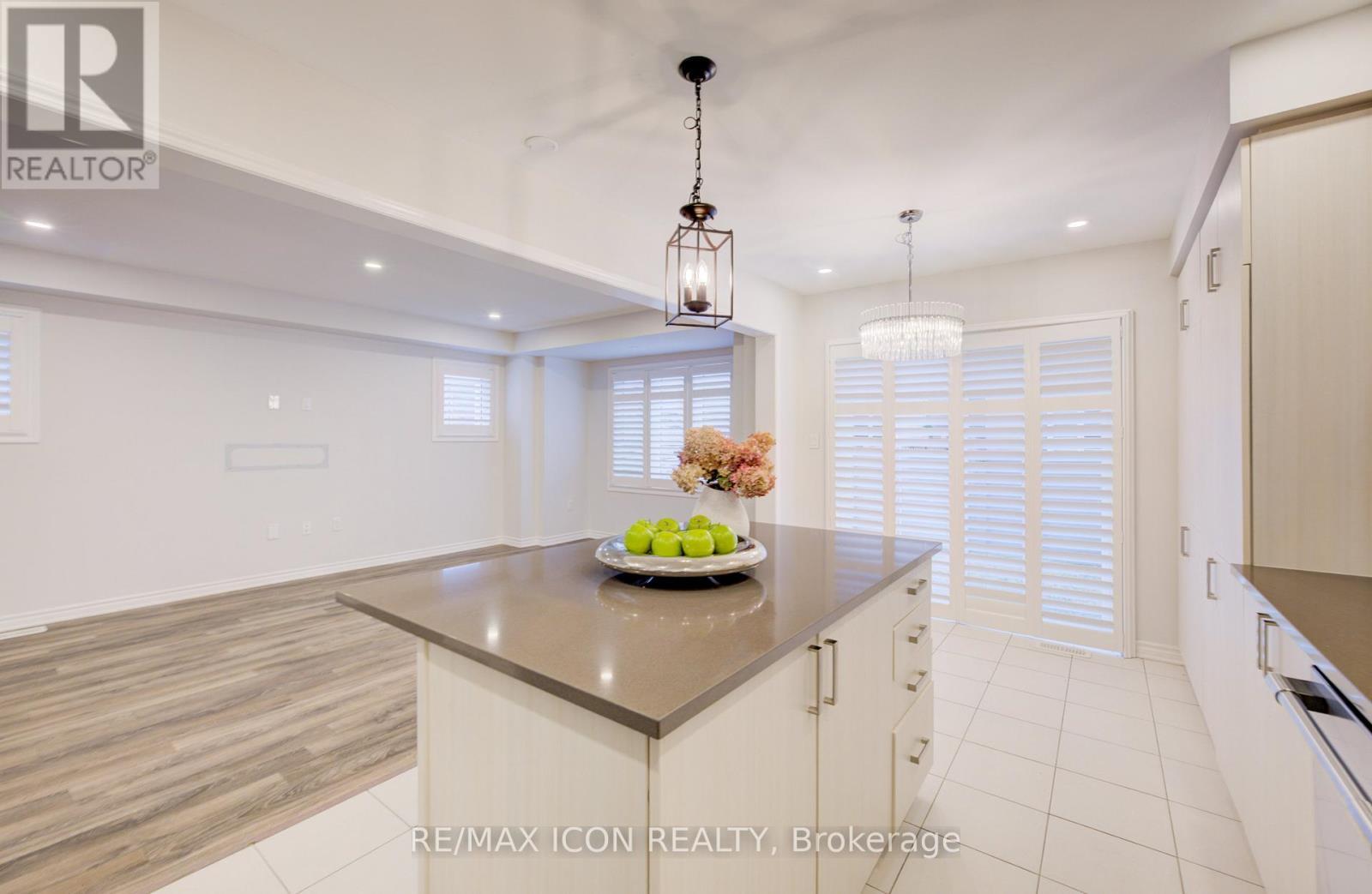 302 Jean Landing, Milton, ON - Indoor Photo Showing Kitchen With Upgraded Kitchen