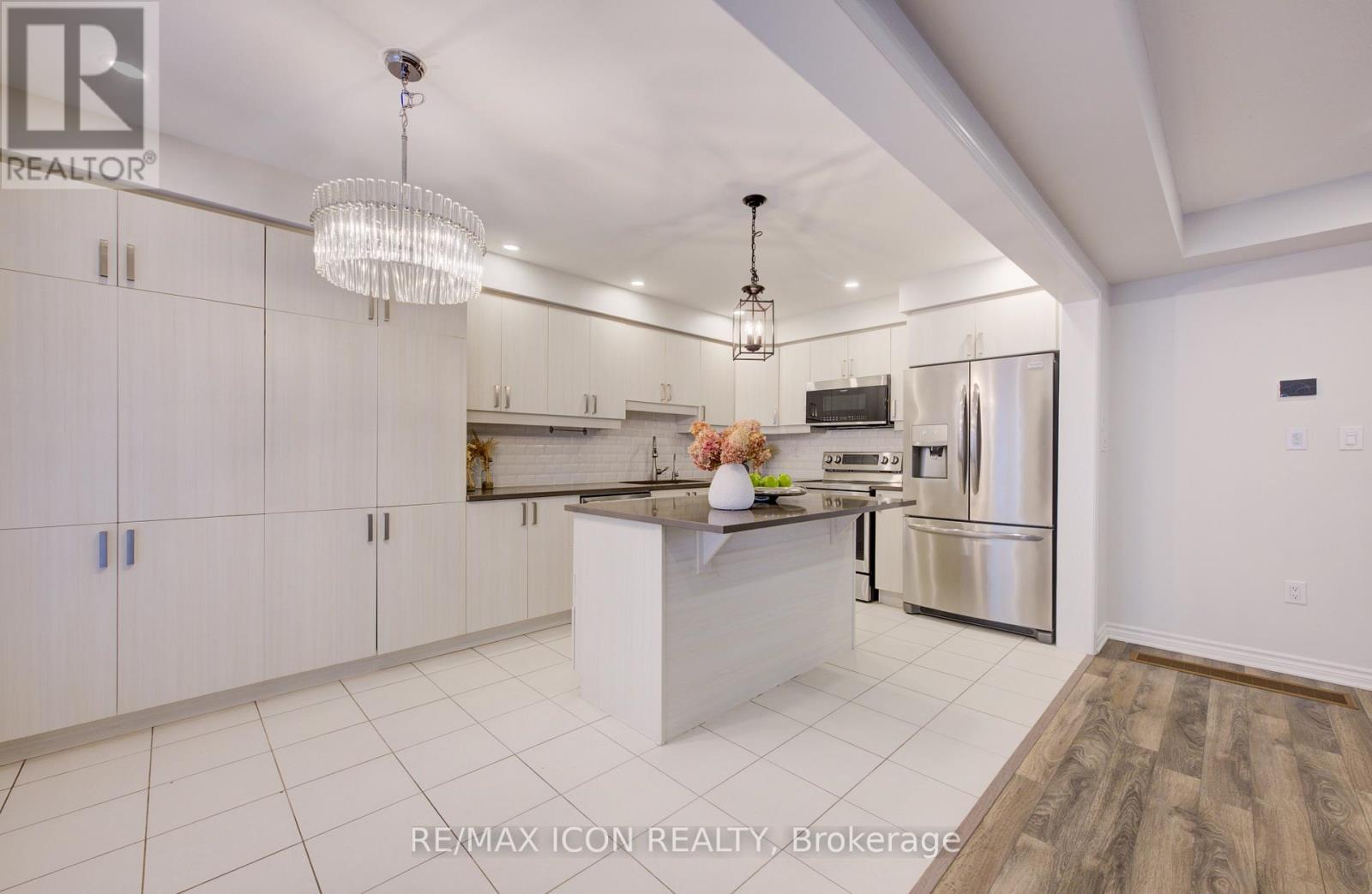 302 Jean Landing, Milton, ON - Indoor Photo Showing Kitchen