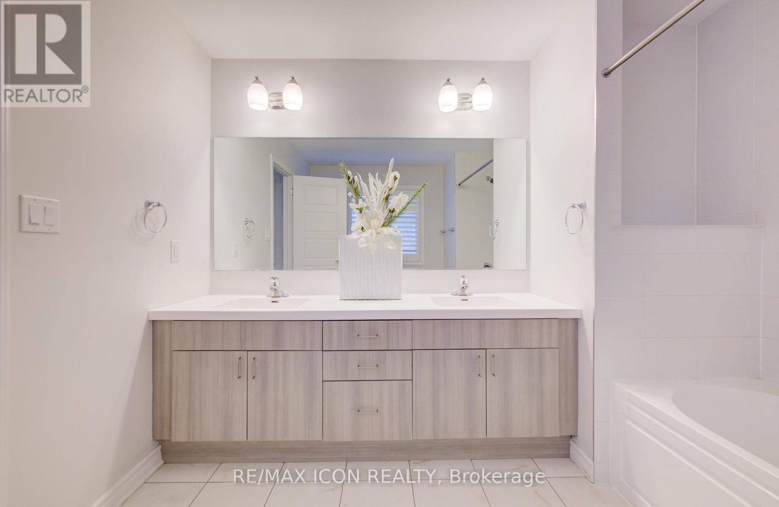 302 Jean Landing, Milton, ON - Indoor Photo Showing Bathroom