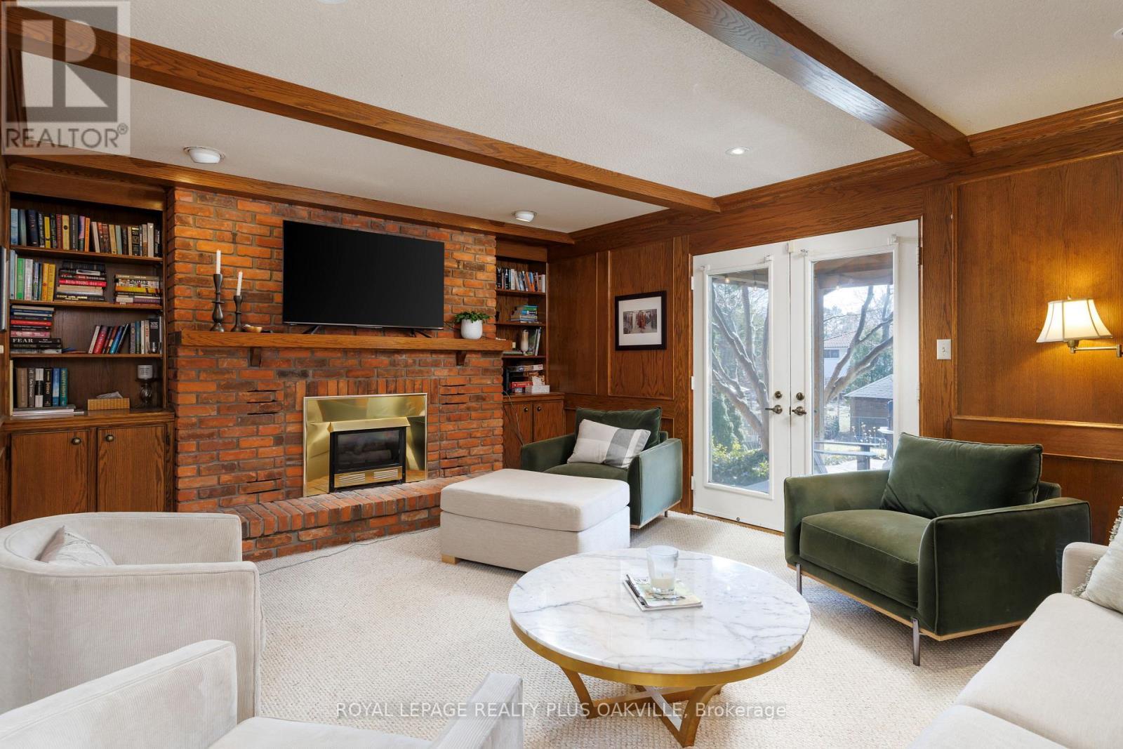 258 Shoreacres Road, Burlington, ON - Indoor Photo Showing Living Room With Fireplace