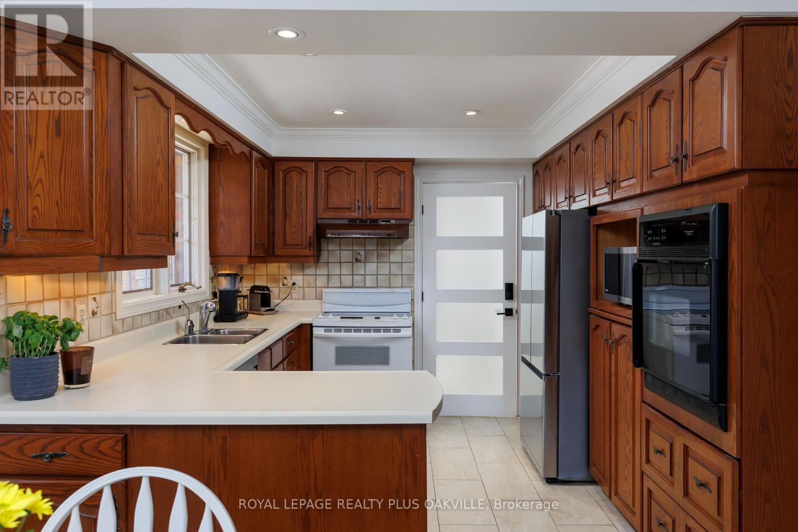 258 Shoreacres Road, Burlington, ON - Indoor Photo Showing Kitchen With Double Sink